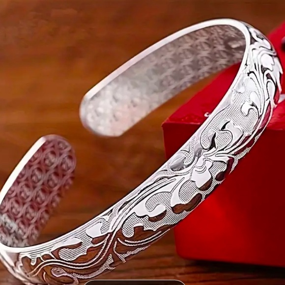 SILVER Embossed Thin Open Bangle Cuff Bracelet NIB - Picture 3 of 6